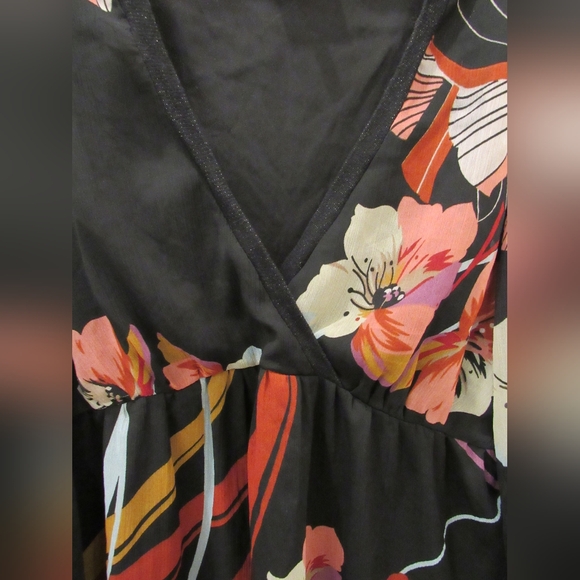 RIU Sheer V-Neck Flowery Top - Picture 6 of 6